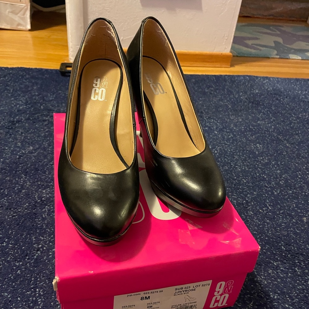 Black Pumps